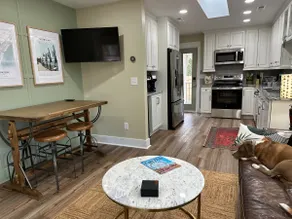 Nestled in Northside * Minutes to downtown * - Image 3