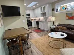 Nestled in Northside * Minutes to downtown * - Image 5
