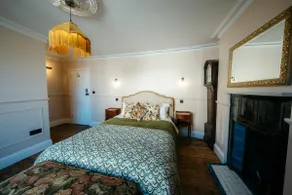 The Doghouse Inn en-suite king size bedroom - Image 4