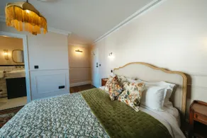 The Doghouse Inn en-suite king size bedroom - Image 5