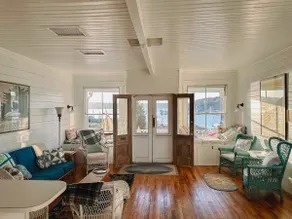 Blue Shaboo: Idyllic Waterfront Cottage - Image 5