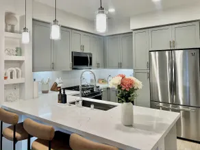 Lori | Luxury -1BR/BA w/Amenities near Airport - Image 5