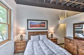 Cozy Downtown Loft Retreat - Image 4