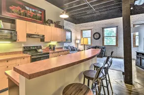 Cozy Downtown Loft Retreat - Image 3