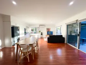 Cute Coomera Home near Theme Parks & Shops - Image 2