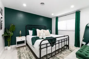 Emerald Oasis - Stylish 2BD Near Beach & Hwy I-95 - Image 4
