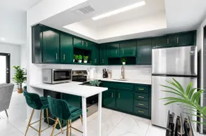 Emerald Oasis - Stylish 2BD Near Beach & Hwy I-95 - Image 3