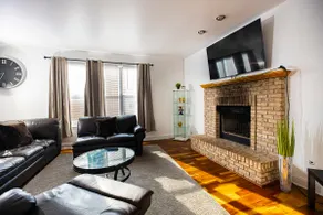 Serene 5-Bedroom Retreat, Oswego - Image 3