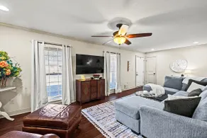 3/BR Perfection near the square. - Image 2