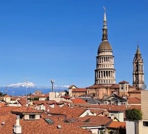 Panoramic apartment in the center of Novara - Image 4