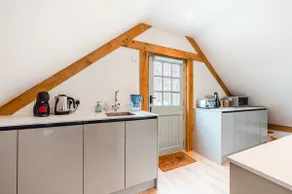 Idyllic Rural Escape with Countryside Views - Image 5