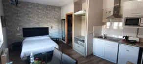 Outward-facing studio apartment - Image 4
