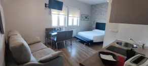 Outward-facing studio apartment - Image 3