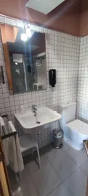 Outward-facing studio apartment - Image 5