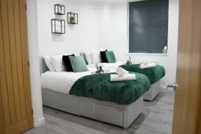 Emerald Luxe Leicester | City Apt | Sofa Bed |WiFi - Image 5