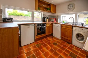 Frodos Folly, Spacious Family Home, Walk to Beach - Image 4