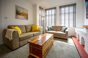 Frodos Folly, Spacious Family Home, Walk to Beach - Image 2