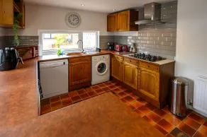 Frodos Folly, Spacious Family Home, Walk to Beach - Image 5