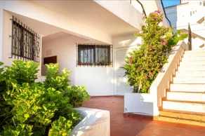 Sunny 3-Bedroom Apartment - Image 5
