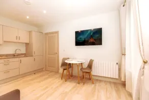 One Bed - Midtown Apartments - Self-Catering - Image 4