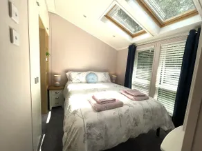 2 Bed Lodge, Sleeps 4, Dog-Friendly - Image 4