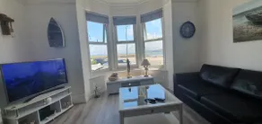 2 Harbour Views Beachfront Apartments - Image 3
