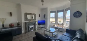 2 Harbour Views Beachfront Apartments - Image 5