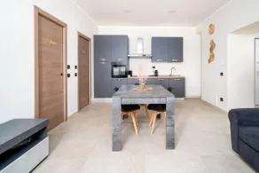 CasaleTreSorelle: Black Deluxe Apartment - Image 2