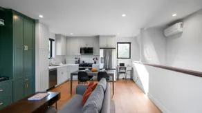 Contemporary bi-level unit w/private roof deck - Image 2