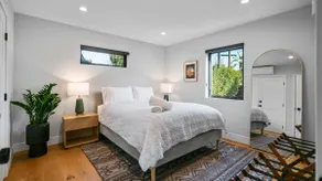 Contemporary bi-level unit w/private roof deck - Image 3
