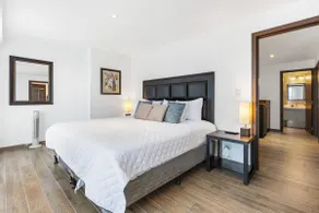 Spacious and Luxurious Apartment with Pool - Image 2