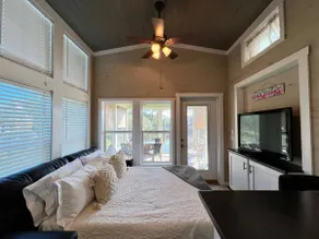 Waterfront tiny home by beach & golfing - Image 3