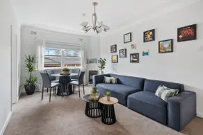 Warm Spacious Bondi Stay with Parking - Image 2