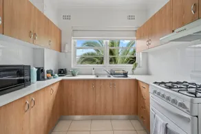 Warm Spacious Bondi Stay with Parking - Image 3