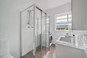 Warm Spacious Bondi Stay with Parking - Image 5