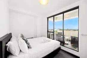 Convenient 2BR Apt with Free Parking - Image 3