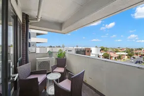 Convenient 2BR Apt with Free Parking - Image 2