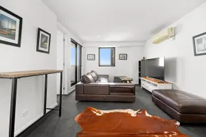 Convenient 2BR Apt with Free Parking - Image 4