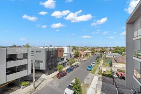 Convenient 2BR Apt with Free Parking - Image 5