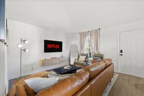 Wilson Centrally Located Charm: Up to 12 Guests - Image 3