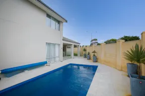 Stunning & luxurious 2-Storey, 4 bedrooms 4 beds - Image 4