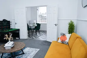 3BED Home Near Metro With Free Parking - Image 5