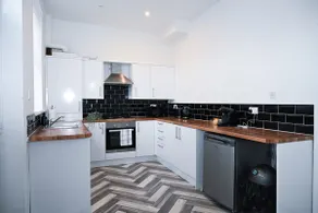 3BED Home Near Metro With Free Parking - Image 4