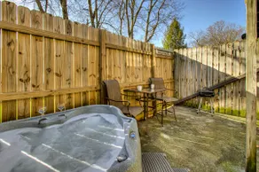 Daniel's Little Bear Hot Tub Hideaway - Image 4