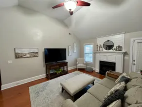 *NEW* Affordable, King bed, fenced yard - Image 2