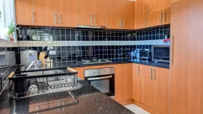 Light filled townhouse w/ double ensuites - Image 5