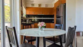 Light filled townhouse w/ double ensuites - Image 2