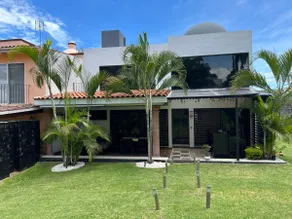 Elegant Burgos with Large Pool, Garden and Security - Image 2