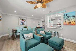 Spacious and Short Drive to Beach - Image 2
