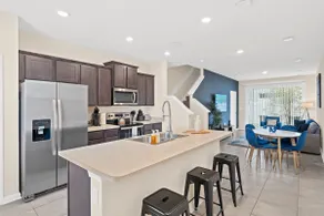 Chic 2BR Townhome close to Downtown and Beaches. - Image 5